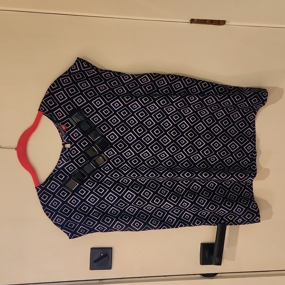 Vince Camuto silky blue/black patterned sleeveless top w/ beading detail. Size L